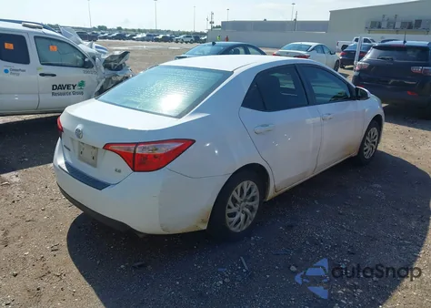 2017 Toyota Corolla Le z USA, uszkodzony, nr VIN 5YFBURHE4HP625309